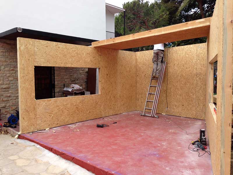 carpintero instalando una habitación de madera en exterior