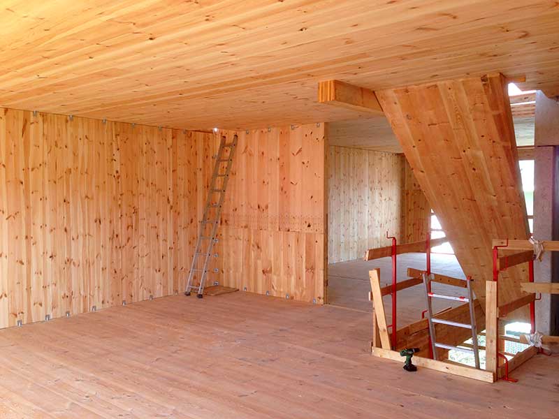 interior de un edificio de madera en construcción