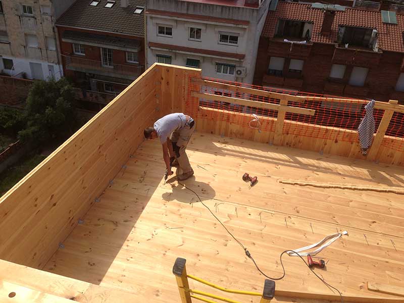 carpintero instalando una cubierta de madera en un edificio