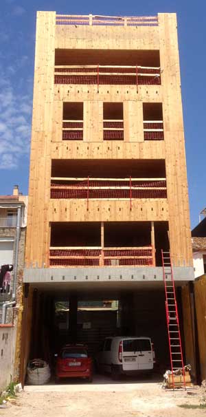 edificio de madera de varias plantas