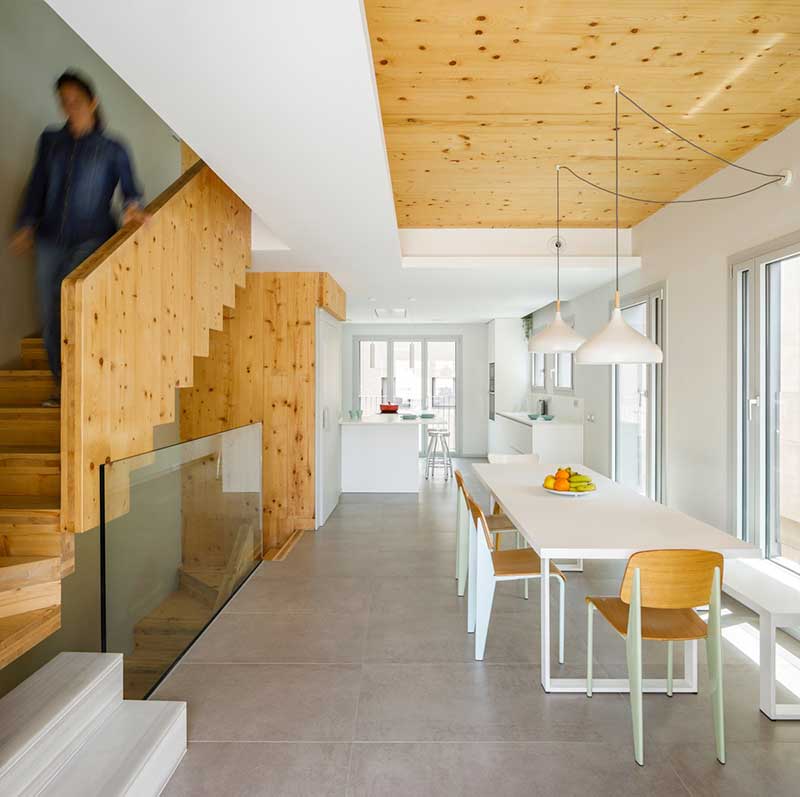 interiorismo en madera para escalera y techos